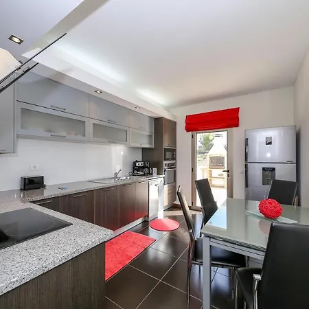 Lusitano Apartment *
